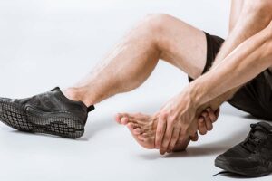 תמונה של ספורטאי שסובל מבעיות ברגליים ומעוניין בפדיקור רפואי לספורטאיים