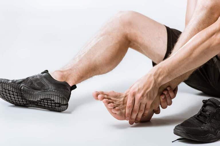 תמונה של ספורטאי שסובל מבעיות ברגליים ומעוניין בפדיקור רפואי לספורטאיים